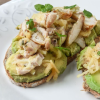 Toast de Aguacate y Pollo